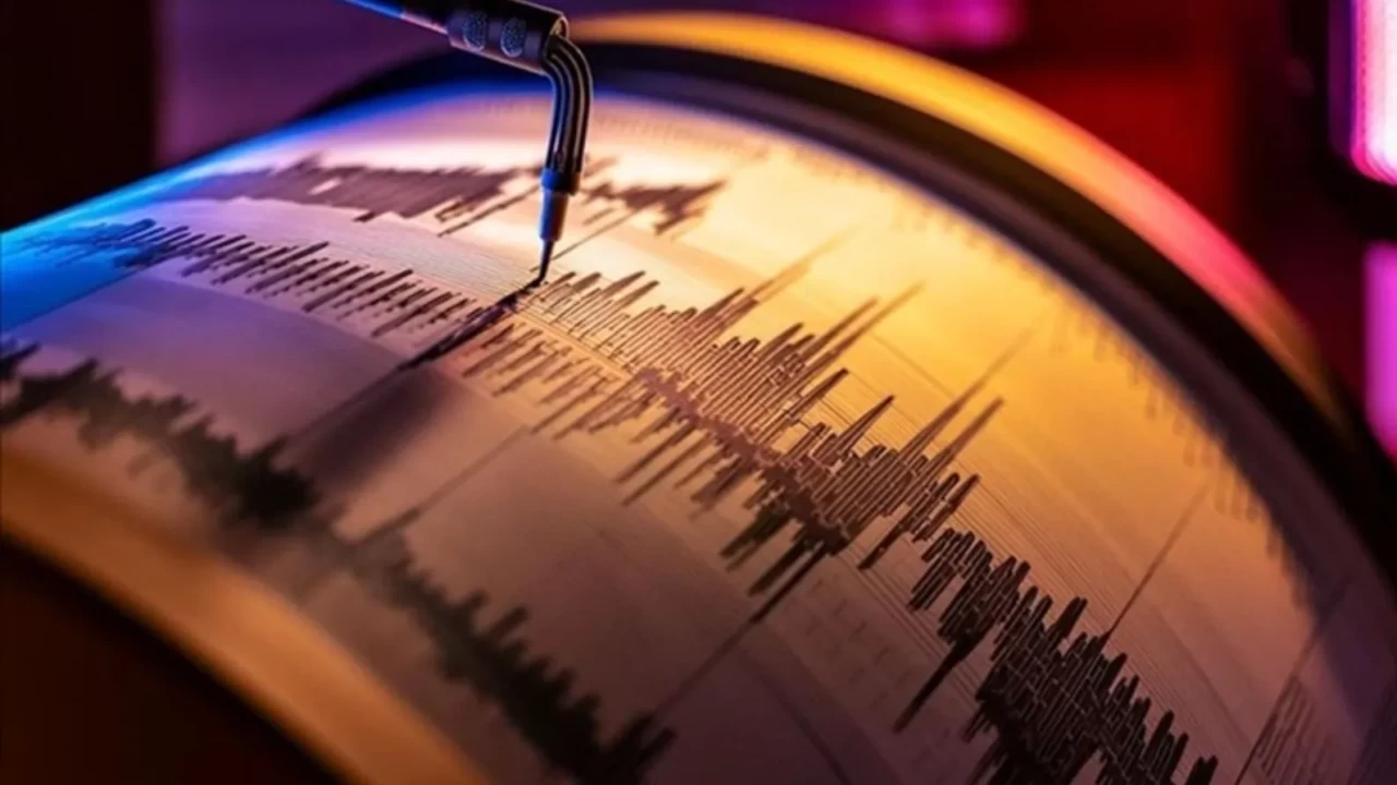 Ege Denizi'nde korkutan deprem! 13 dakika arayla iki sarsıntı