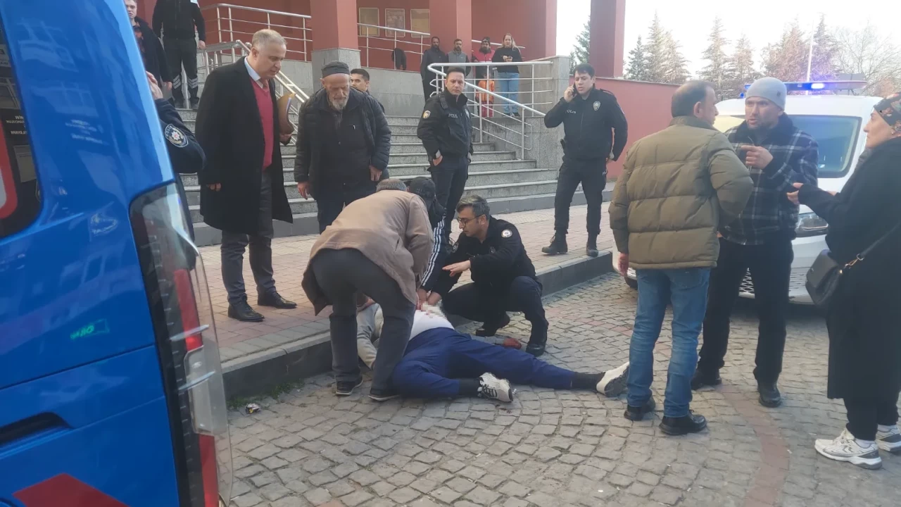 Duruşmada  Zaten beni kalbimden bıçaklamışlar  dedi! Adliye önünde kalbinden bıçaklandı