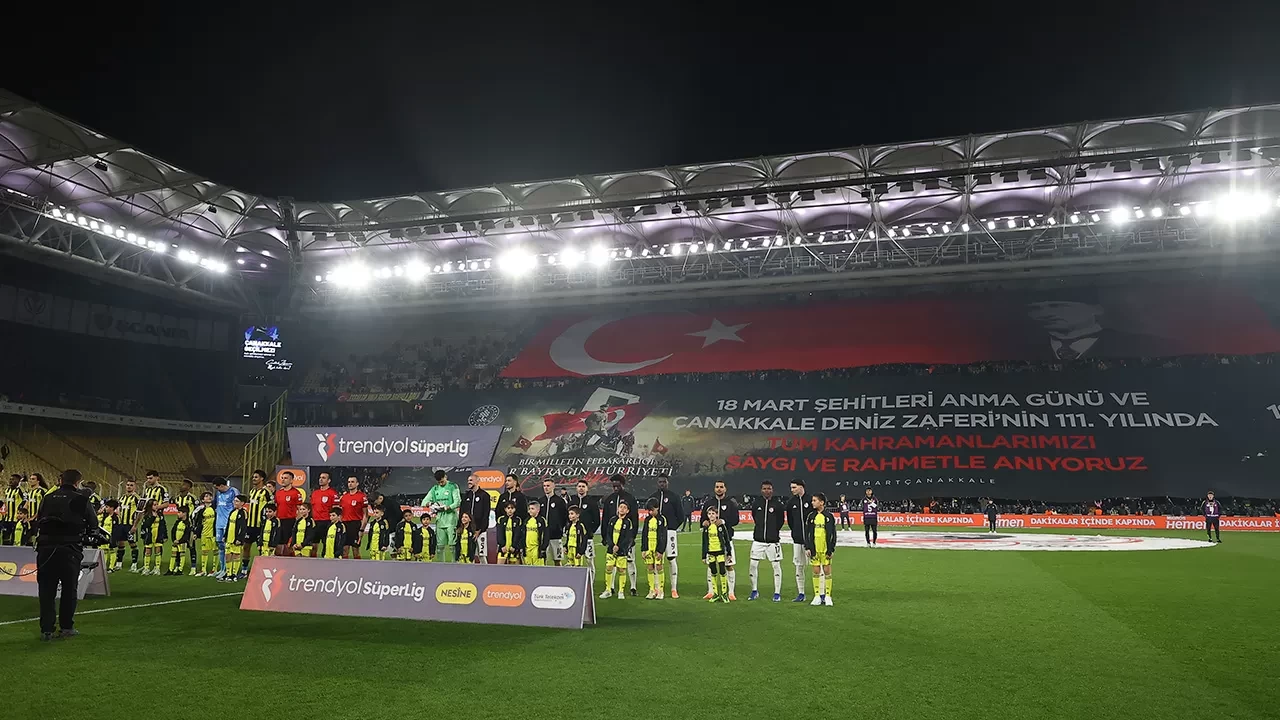 Fenerbahçe’den 18 Mart’a anlamlı pankart: Kadıköy'de Çanakkale anması