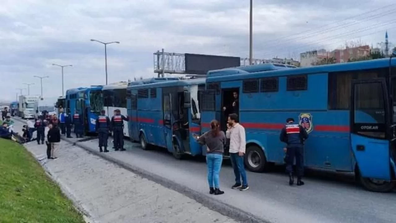 Bağcılar’da cezaevi nakil araçları zincirleme kaza yaptı: 6'sı jandarma 17 kişi yaralandı