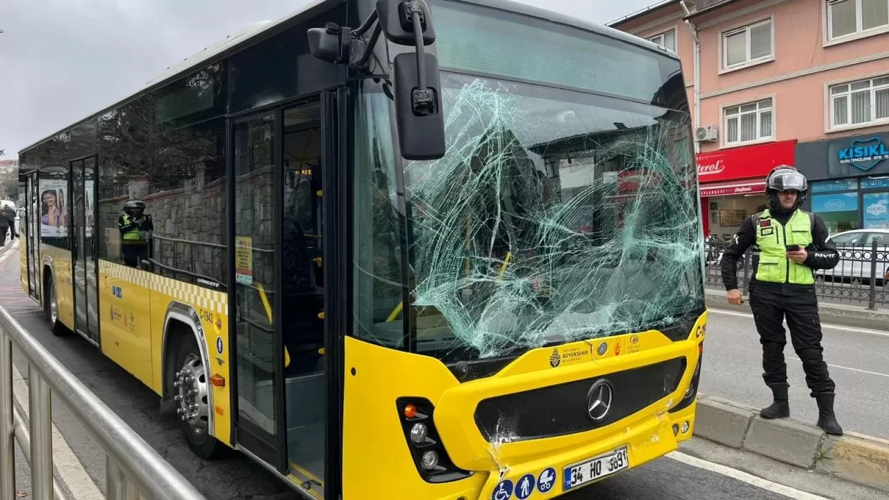 İETT otobüsü durağa yaklaşırken kaza yaptı! Trafik kilitlendi