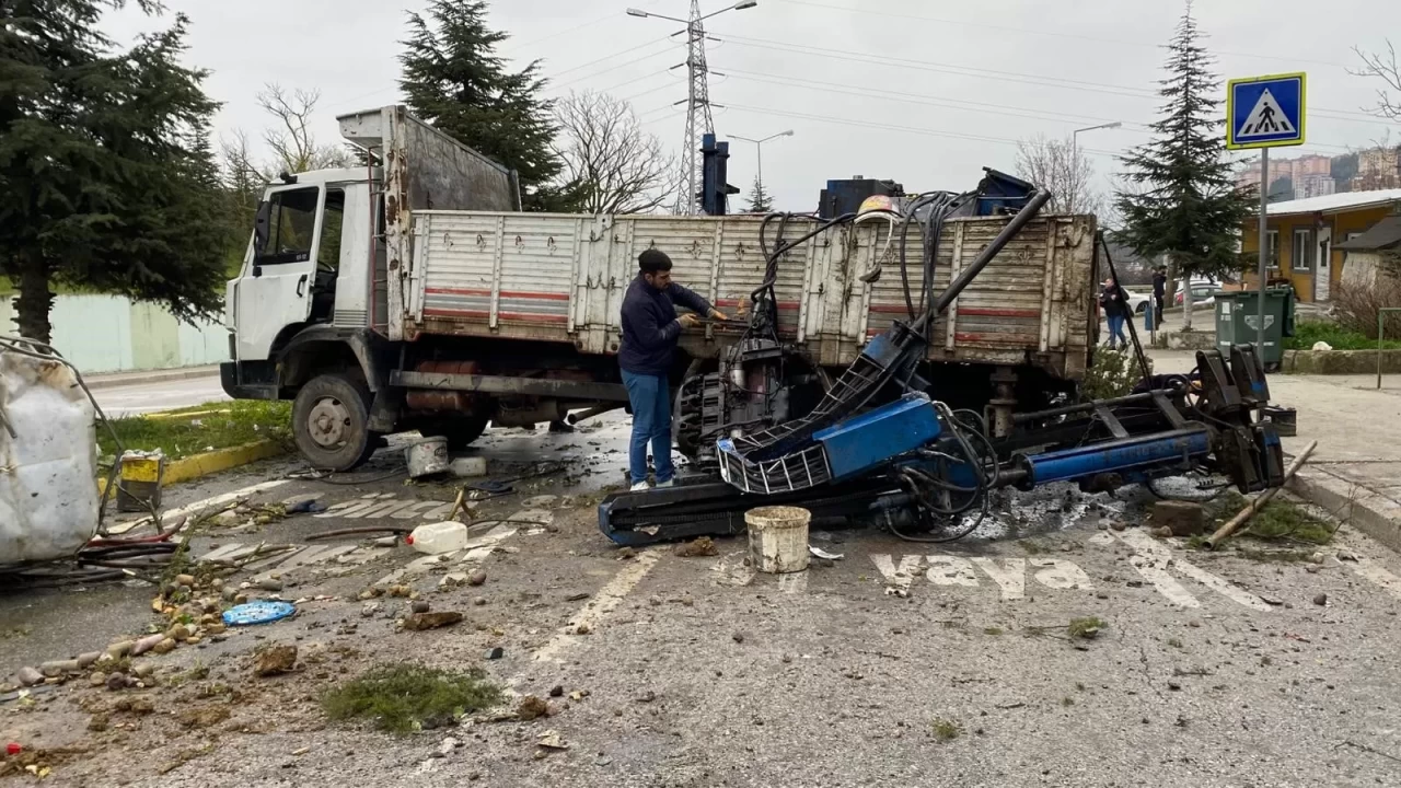 İzmit'te kayarak takla atan kamyon ağaçları yerinden söktü!