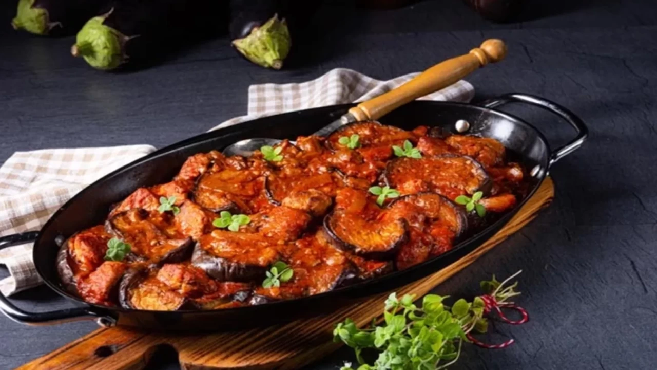 Musakka böyle olunca tepsi yetmiyor! İftar sofralarının sil süpür tarifi