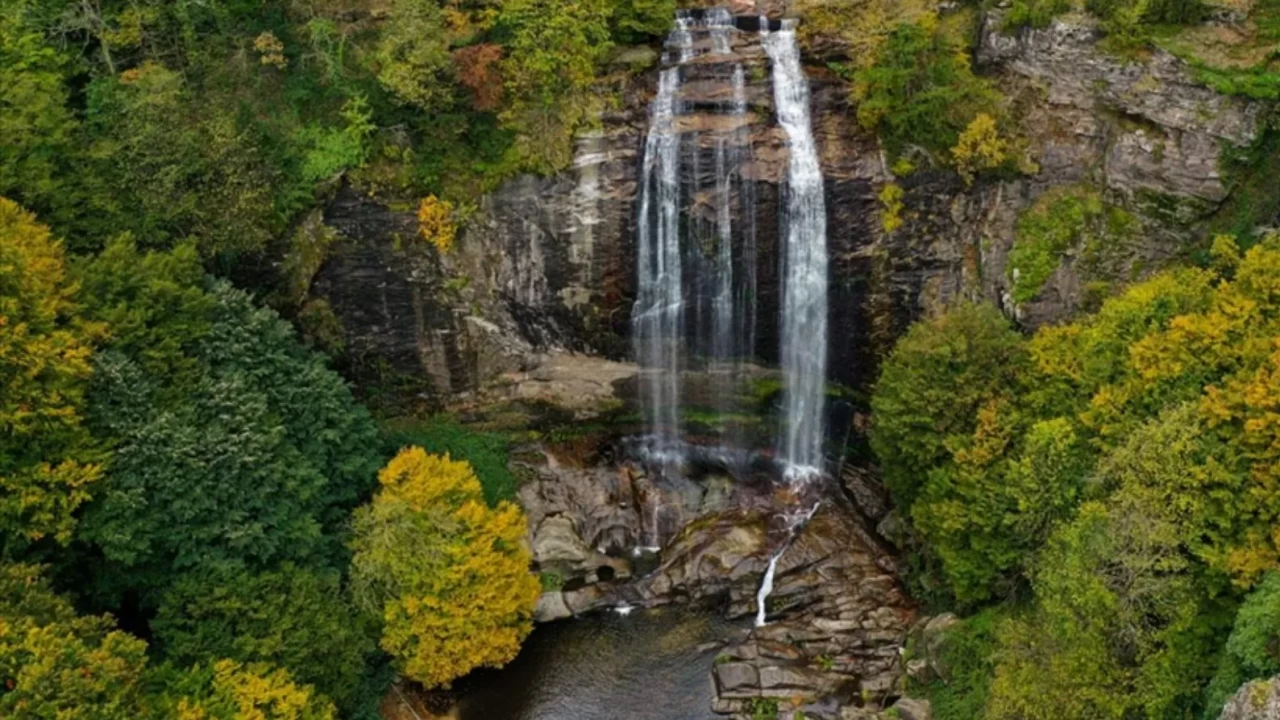 Yağışlarla birlikte coştu! Fay kırığıyla oluşan Suuçtu Şelalesi büyüledi