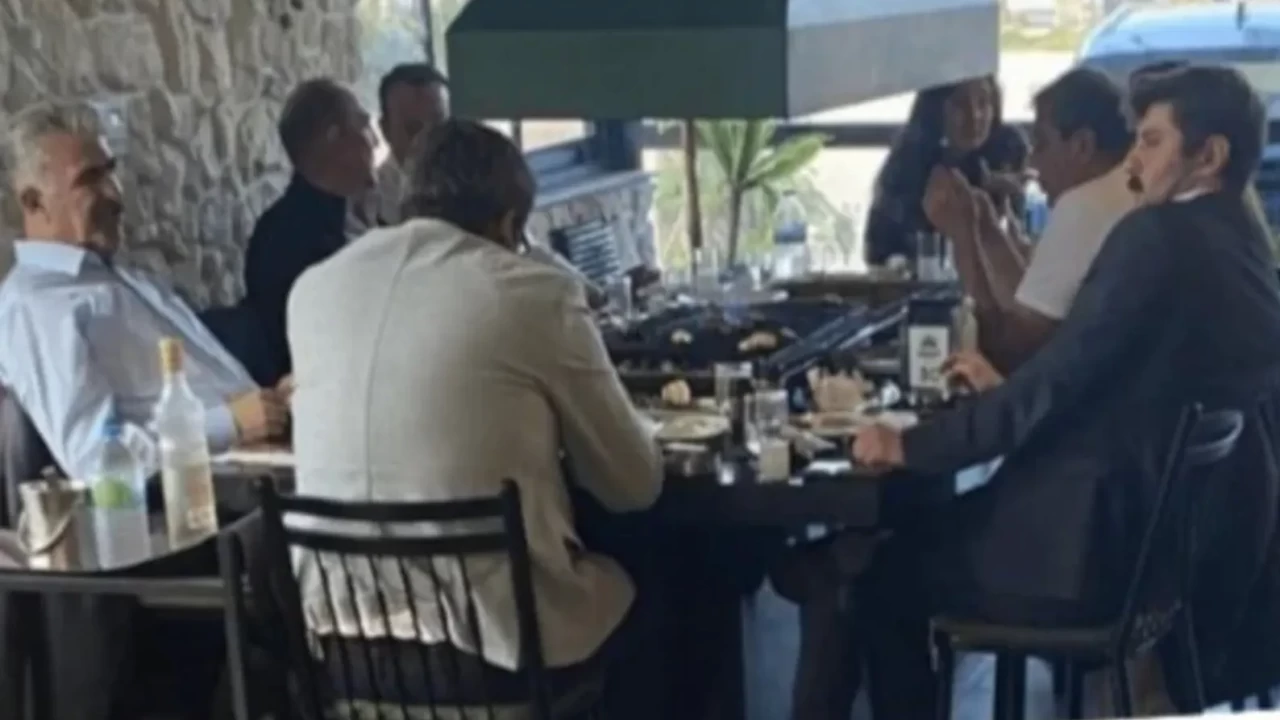 CHP'li il başkanı, tutuklu belediye başkanlarına destek için geldi, Kadir Gecesi'nde parti yöneticileri ile rakılı keyif çattı