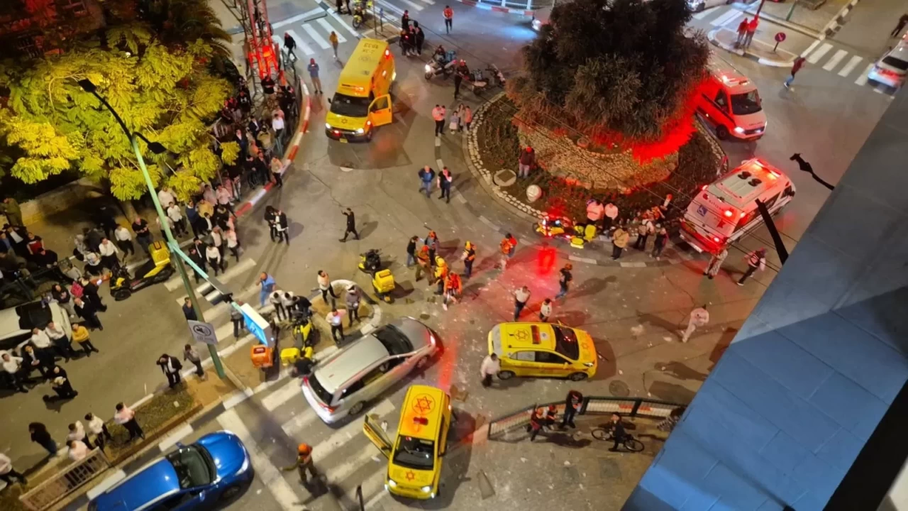 İran, İsrail'e bir kez daha füze saldırısı düzenledi: En az 7 yaralı!