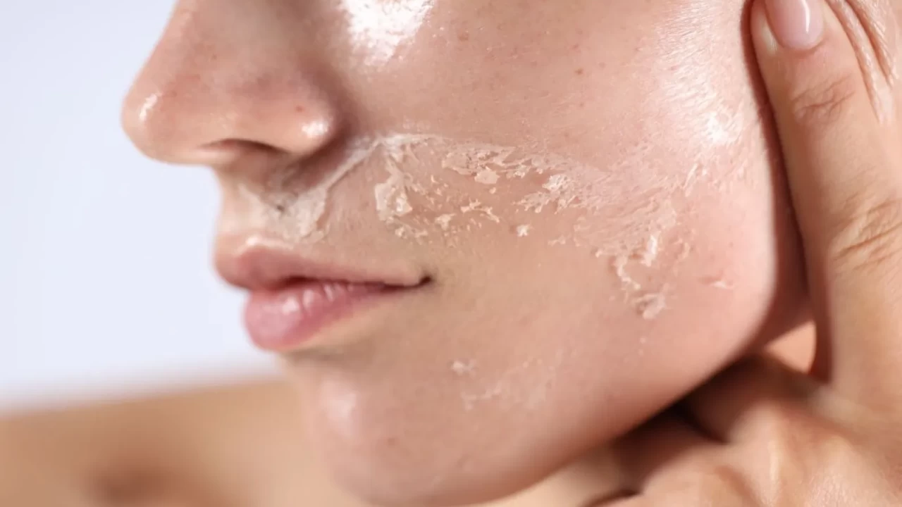 Pürüzsüz bir cilt: Geniş gözenekleri küçültmenin 8 altın yolu