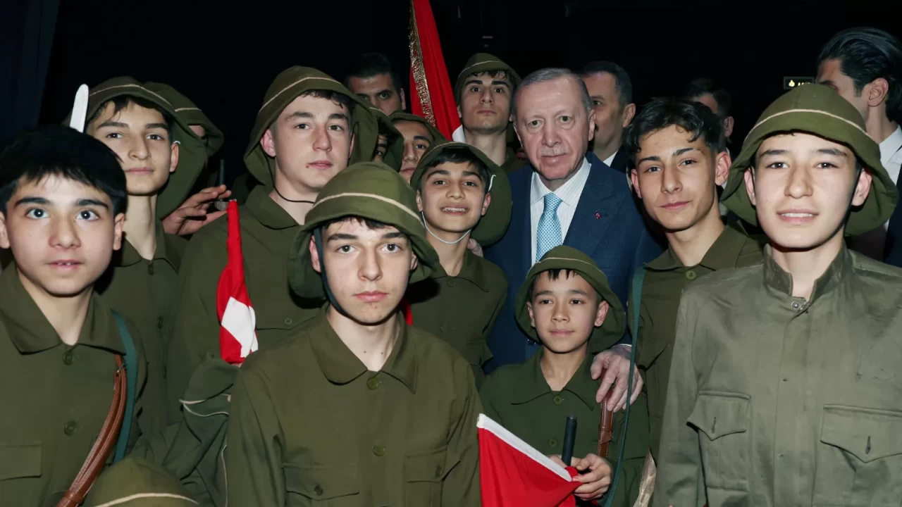 Beştepe’de duygu dolu anlar: Cumhurbaşkanı Erdoğan, 'Şüheda 1915' Tiyatro Gösterimi'ni izledi