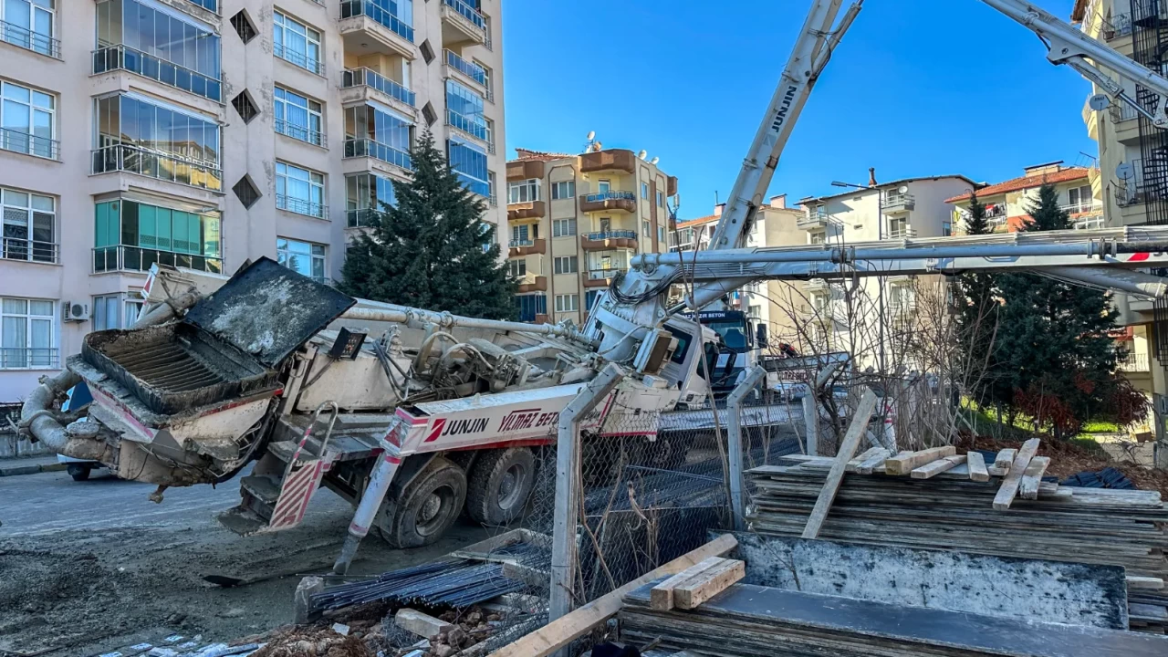 İnşaatta feci ölüm: Beton pompasının kolu altında kalan genç işçi hayatını kaybetti