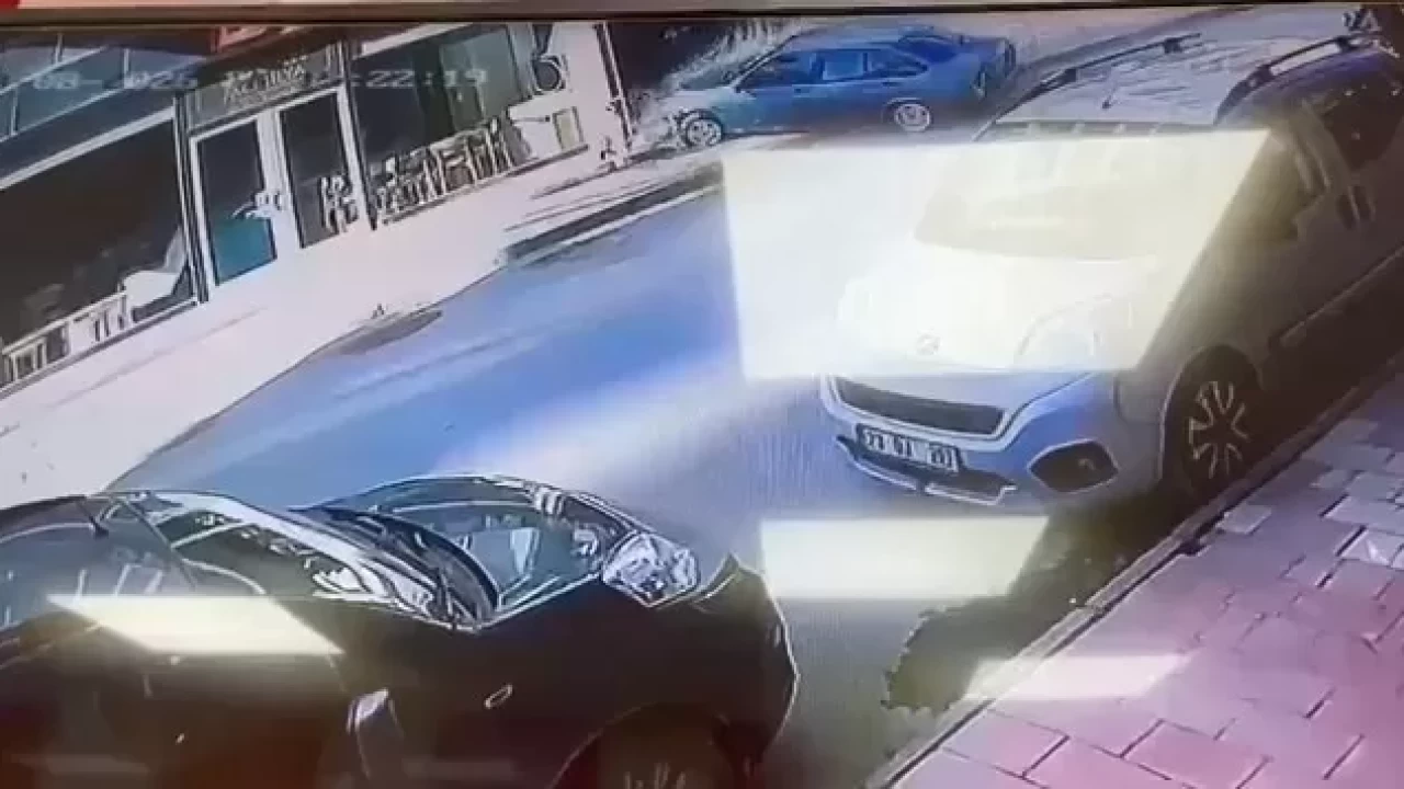 Otomobil mobilya mağazasına daldı! O anlar kameralarda