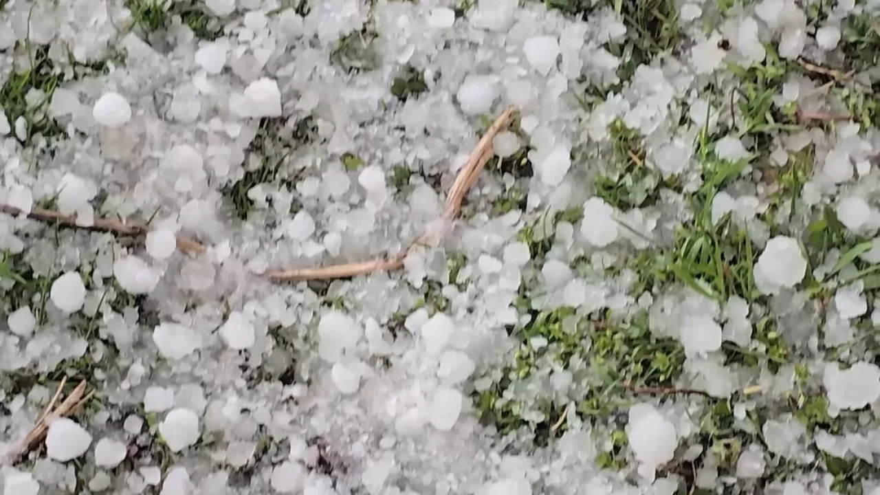Niğde'de sağanak ve dolu alarmı! Günlük yaşamı felç eden beyaz örtü!