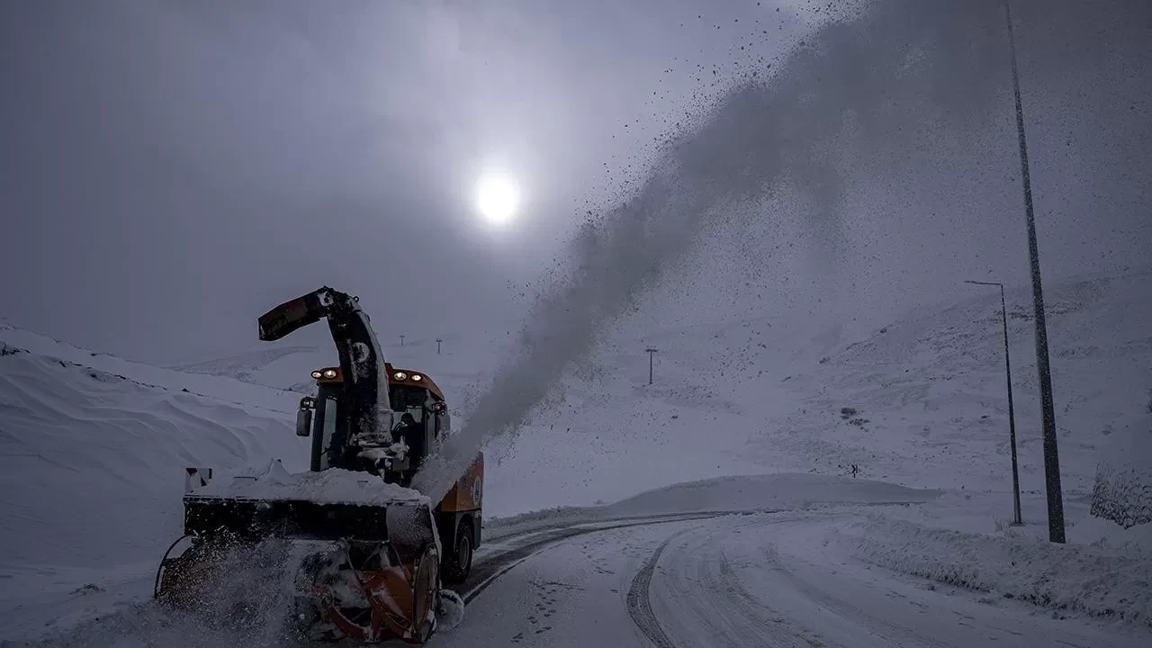 Mart kapıdan baktırdı! Kar yağışı geri döndü: 3 ilde 103 yol kapalı