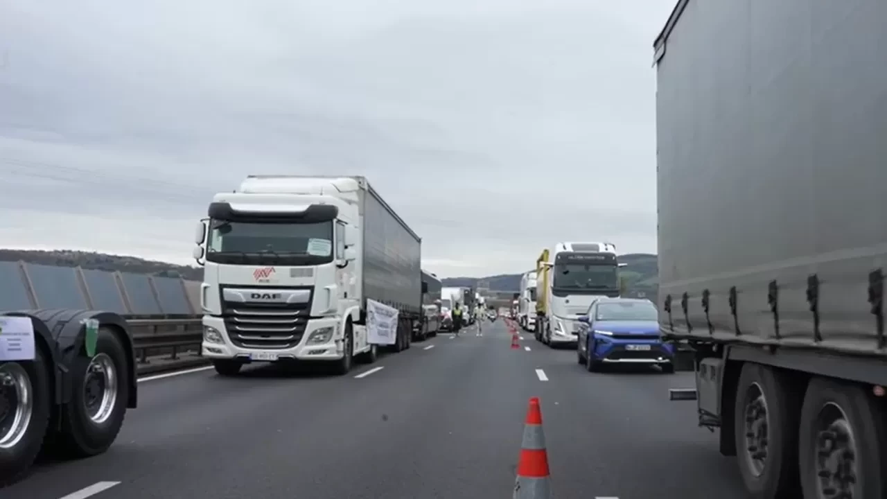 Fransa’da akaryakıt protestosu: Kamyon şoförleri Lyon’da eylem yaptı