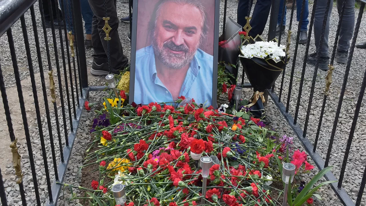 Sanatçı Volkan Konak, vefatının birinci yılında kabri başında anıldı