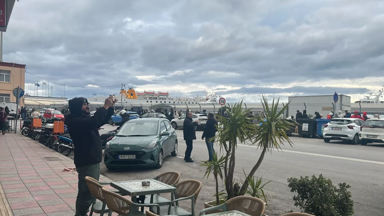 Türk tatilciler dönüş yolunda Yunanistan'ın Midilli Adası'nda mahsur kaldı