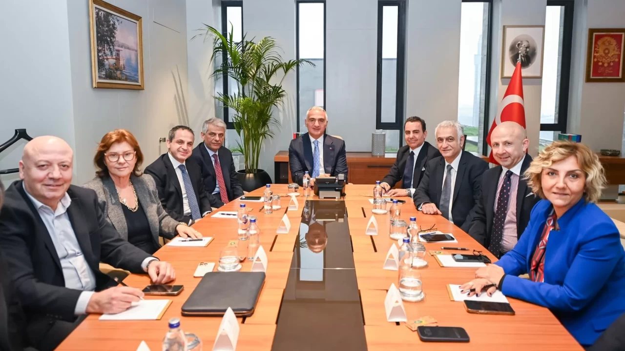 Bakan Ersoy’dan 2026 turizmi için kritik toplantı: Küresel risklere karşı Türkiye hazırlıklarını güçlendiriyor