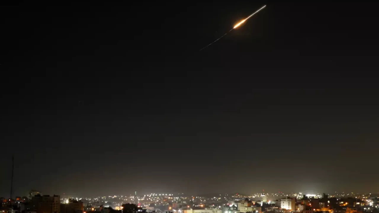 Ortadoğu'da füze hareketliliği: İran misillemesi Lübnan semalarında görüntülendi