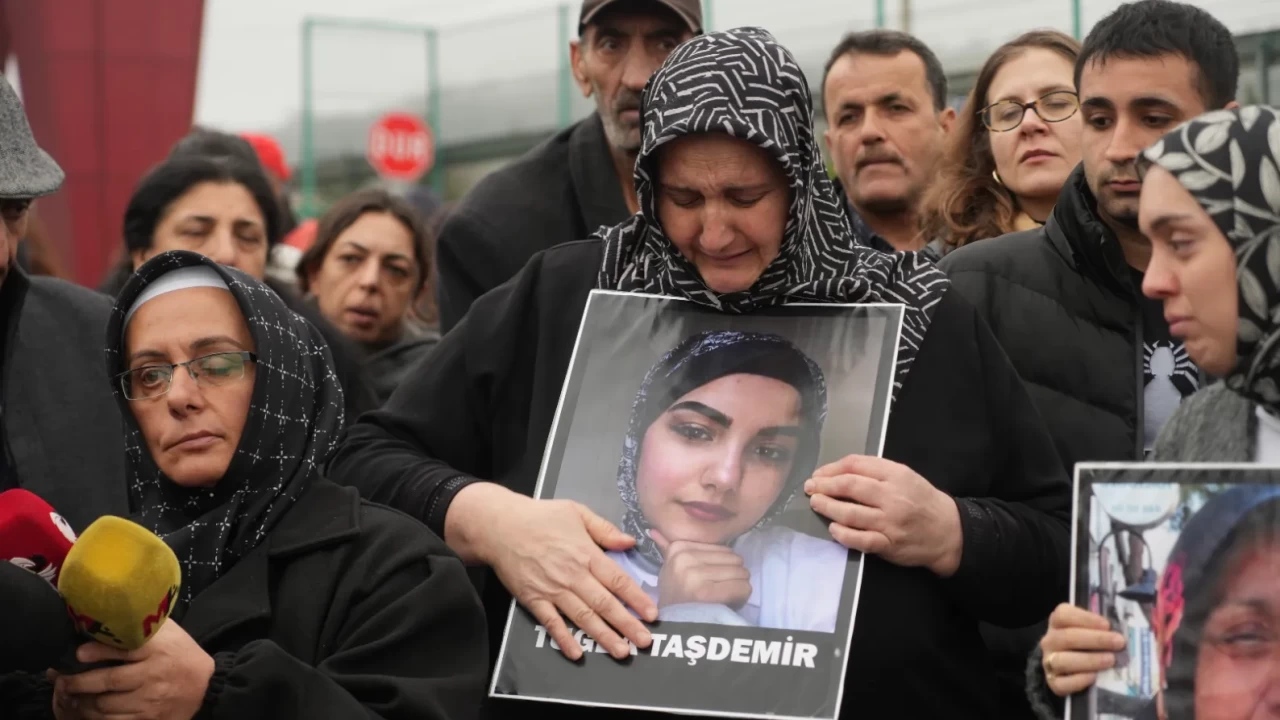 Dilovası'ndaki yangın davasında, 17 yaşındaki kızını kaybeden annenin sözleriyle salon buz kesti