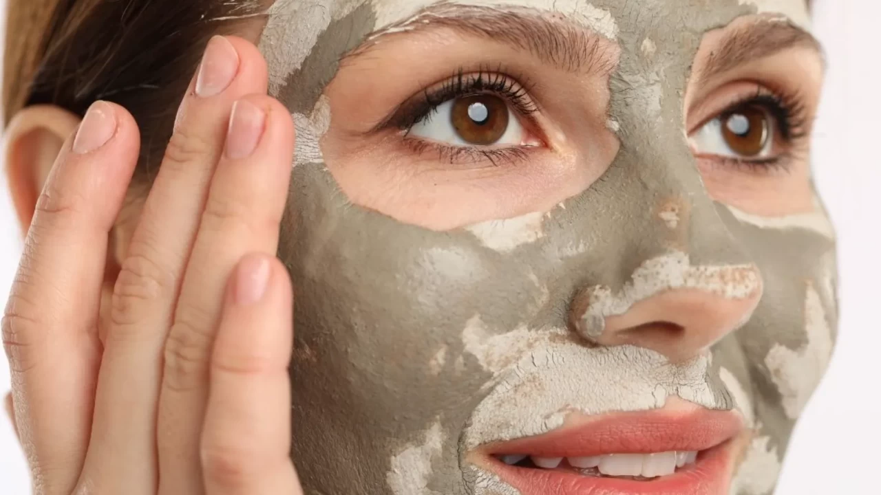 Cildinize dijital detoks: Gözenek sıkılaştırıcı kil ve elma sirkesi maskesi