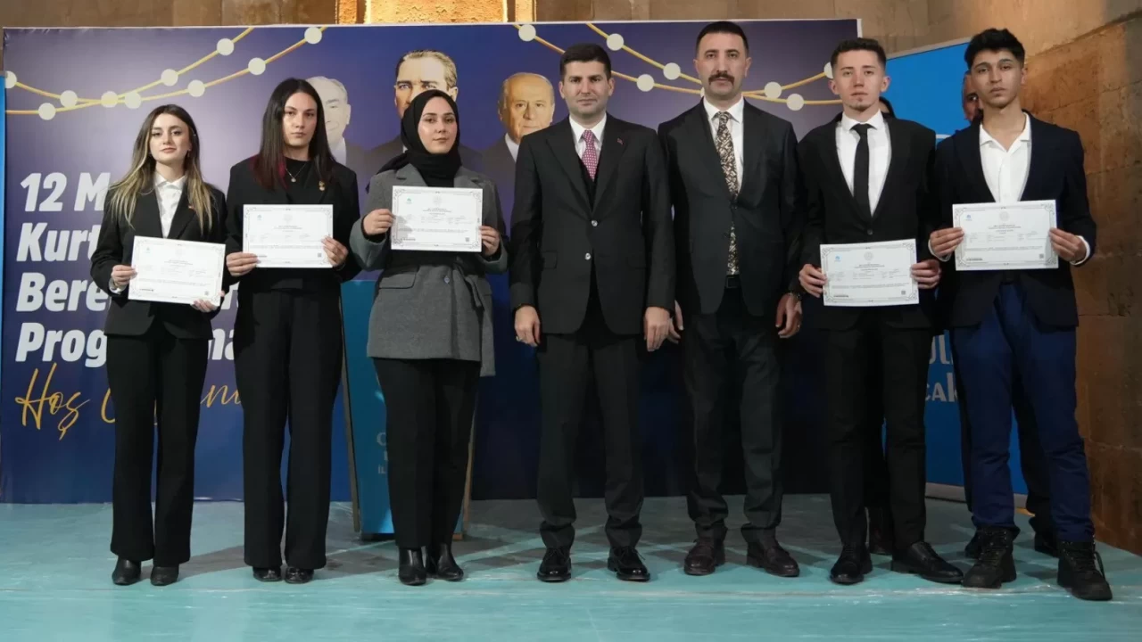 Ülkü Ocakları’nda eğitim seferberliği: Erzurum’da 200 gence sertifika takdim edildi