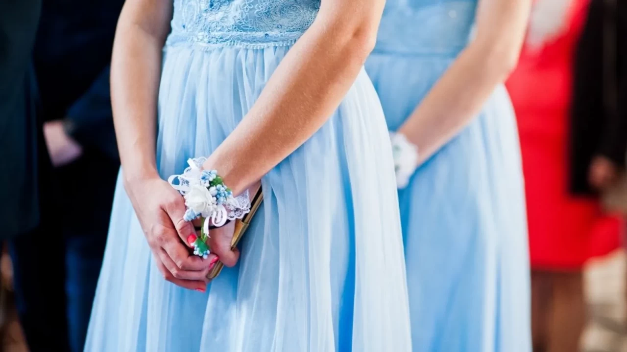 Göklerin ışıltısı rüyada: Mavi elbise giymek ve anlamları