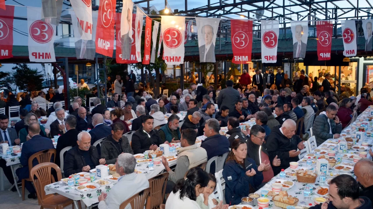 Muğla’da gönül siyasetinin örneği: MHP iftarda vatandaşla bir arada