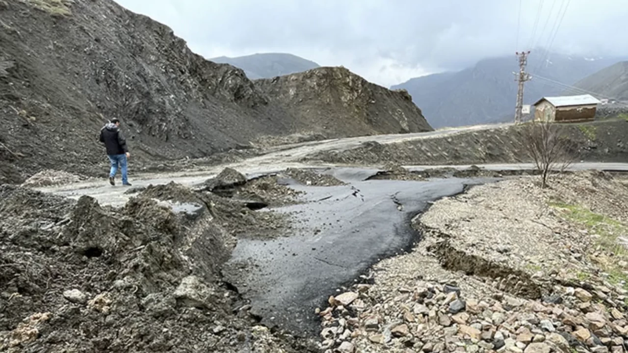 Şemdinli’de sağanak sonrası heyelan: Toprak yığınları evlerin arasından kaydı