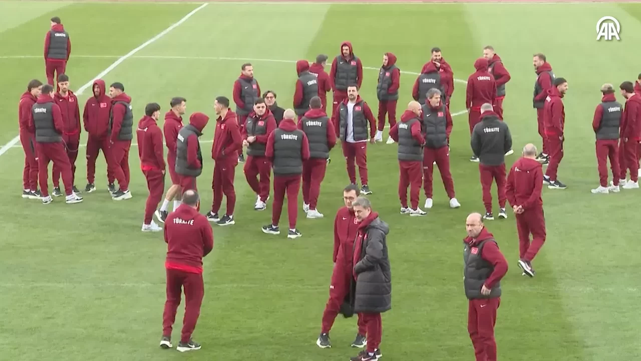 A Milli Takım, Kosova maçı öncesi statta yürüyüş y…