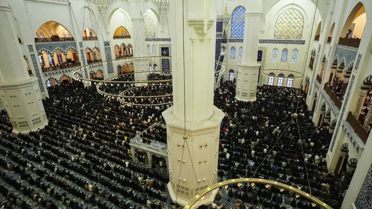İstanbul'da Bayram Sabahı: Tarihi Camiler Dolup Taştı! (20 Mart 2026)