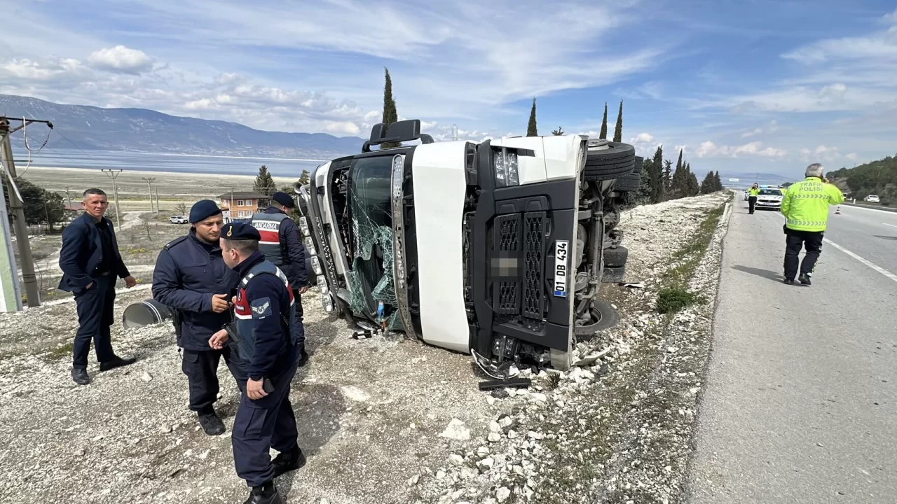 Burdur'da tır devrildi: Sürücünün 2.72 promil alkollü olduğu ortaya çıktı!