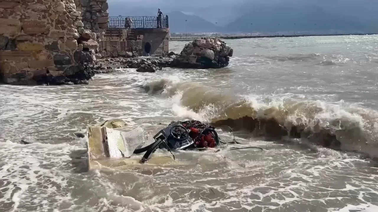 Alanya açıklarında tekne battı: 2 balıkçı yüzerek kurtuldu