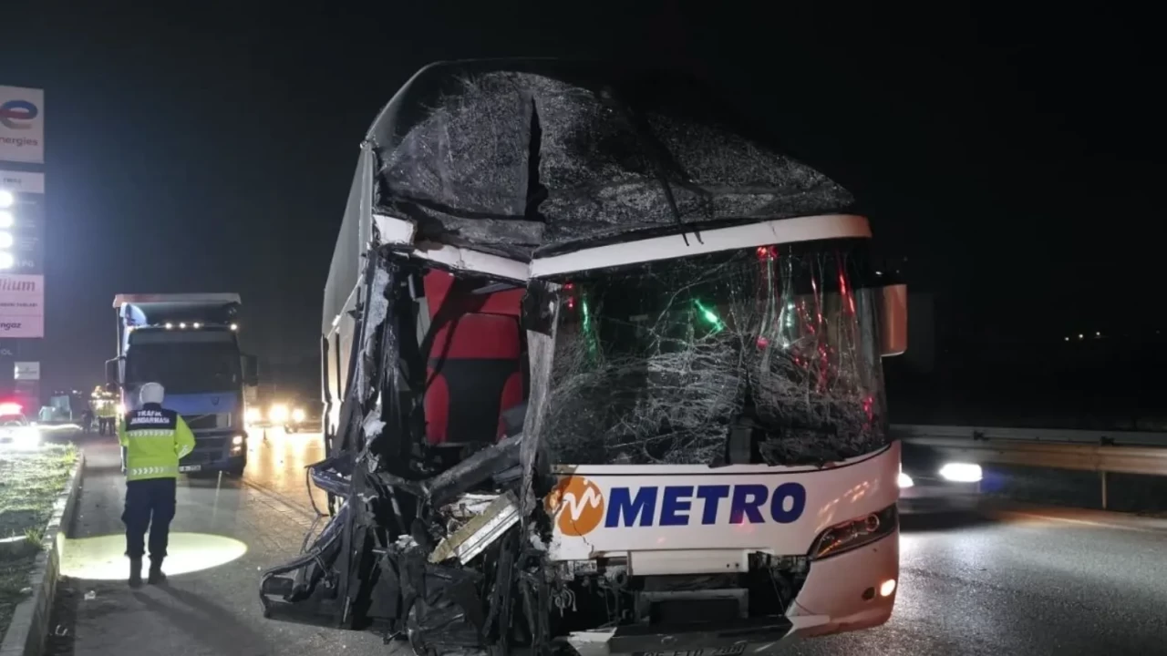 Merzifon'da Otobüs ile TIR Çarpıştı: 11 Yaralı! (14 Mart 2026)