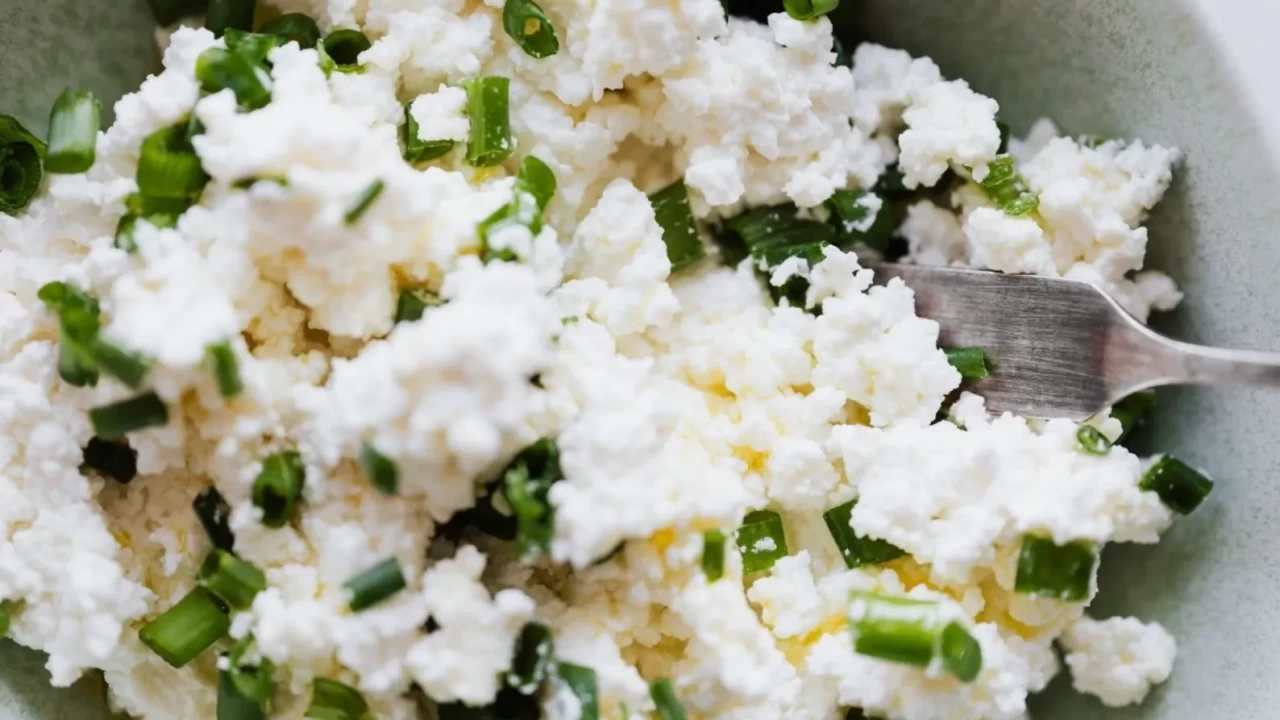 Protein şöleni: Aromatik otlu ve baharatlı peynir karışımı