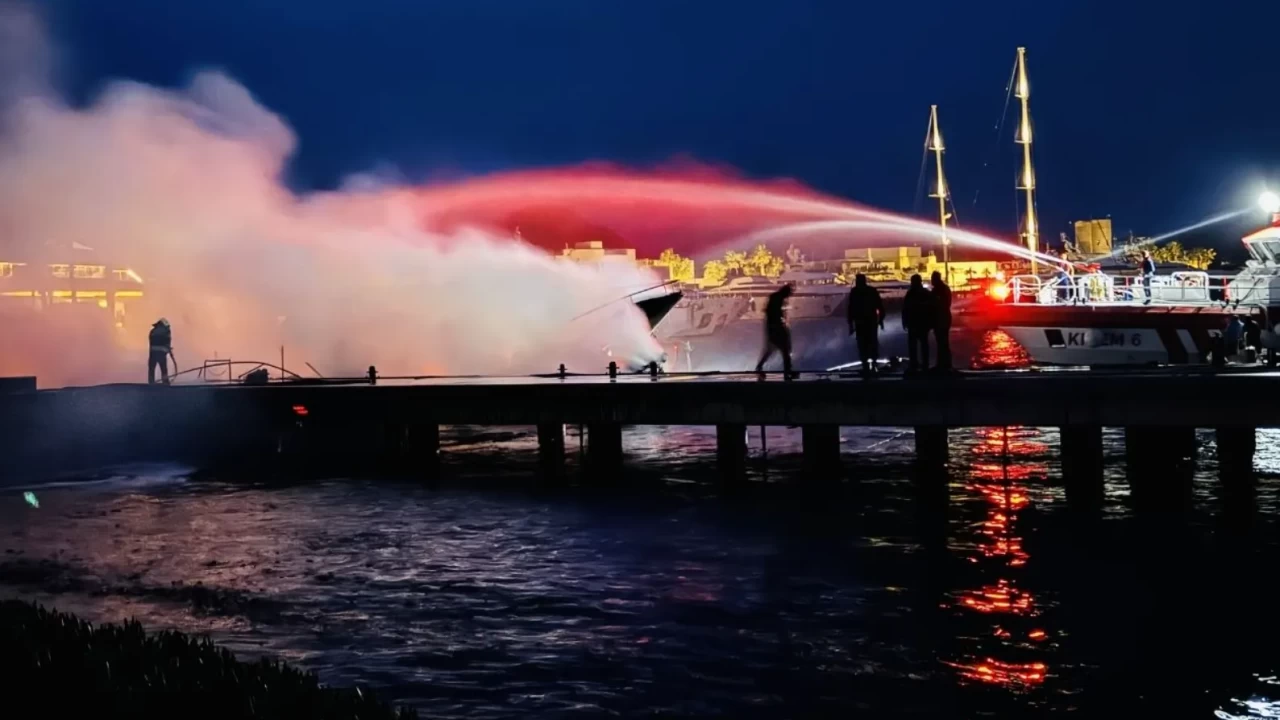 Bodrum Yalıkavak Marina’da Dev Yangın: 5 Motoryat Yanıyor! (2026)