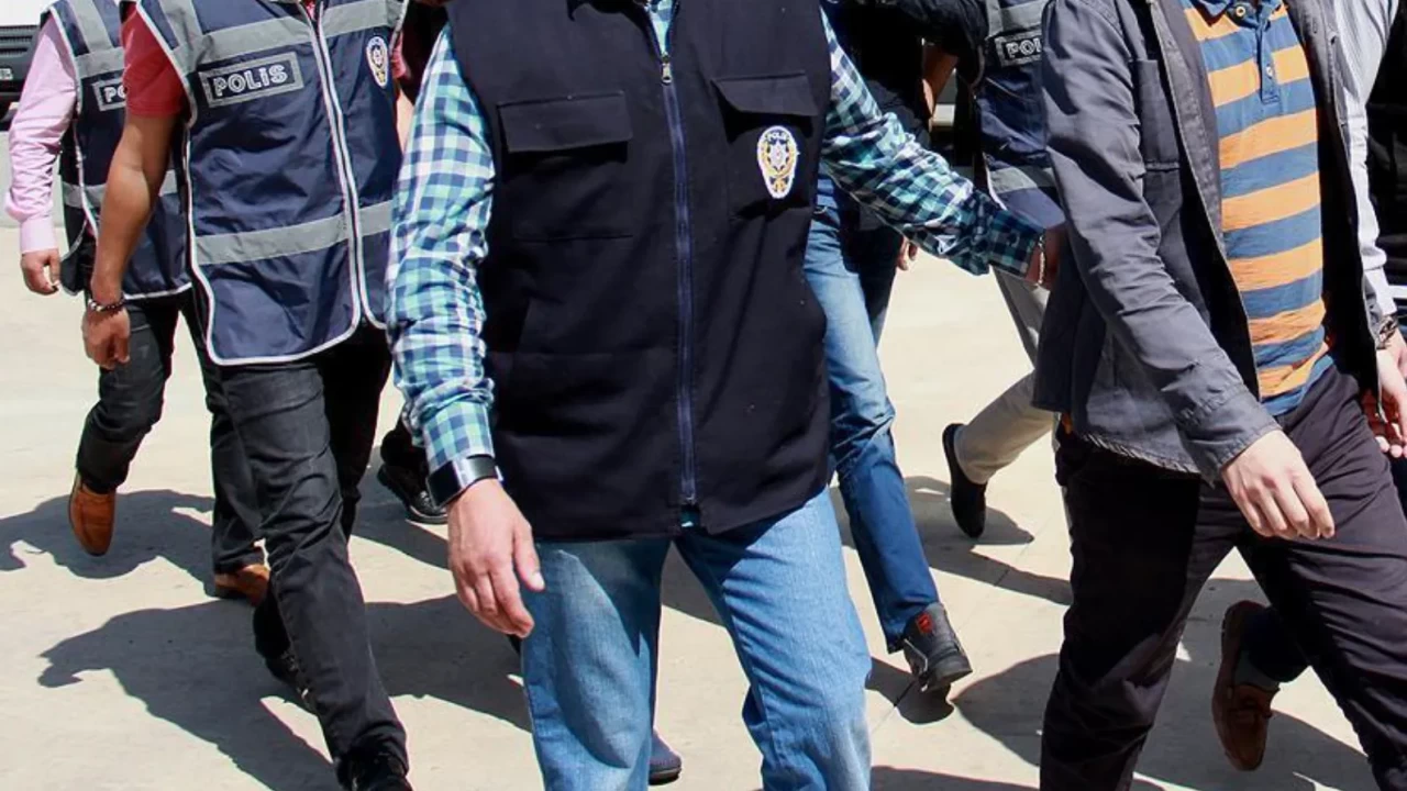 Van ve Hakkari’de narkotik operasyonu: 198 Kg esrar, 112 kg metamfetamin ve 10 Kg eroin ele geçirildi