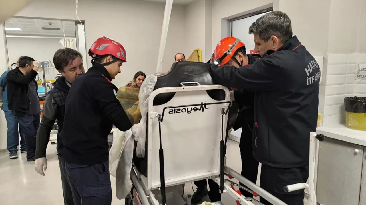 Hatay'da göğsüne demir saplanan inşaat işçisinin ameliyatına itfaiye girdi