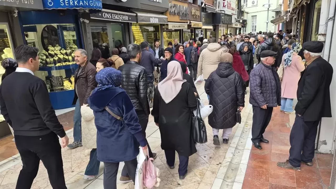 Altın fiyatları düşünce talep patladı! Kuyumcularda yoğunluk