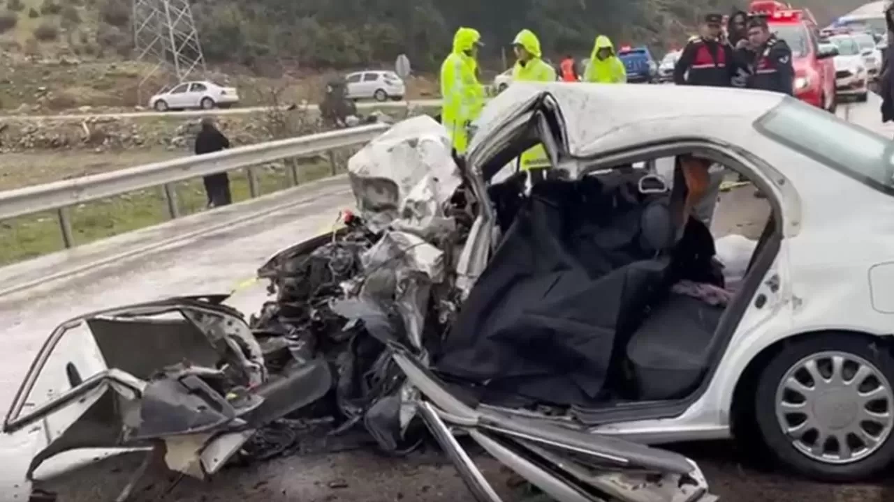 Bayramın son gününde kahreden kaza! Isparta-Antalya yolunda iki otomobil çarpıştı: 2 ölü, 4 yaralı!