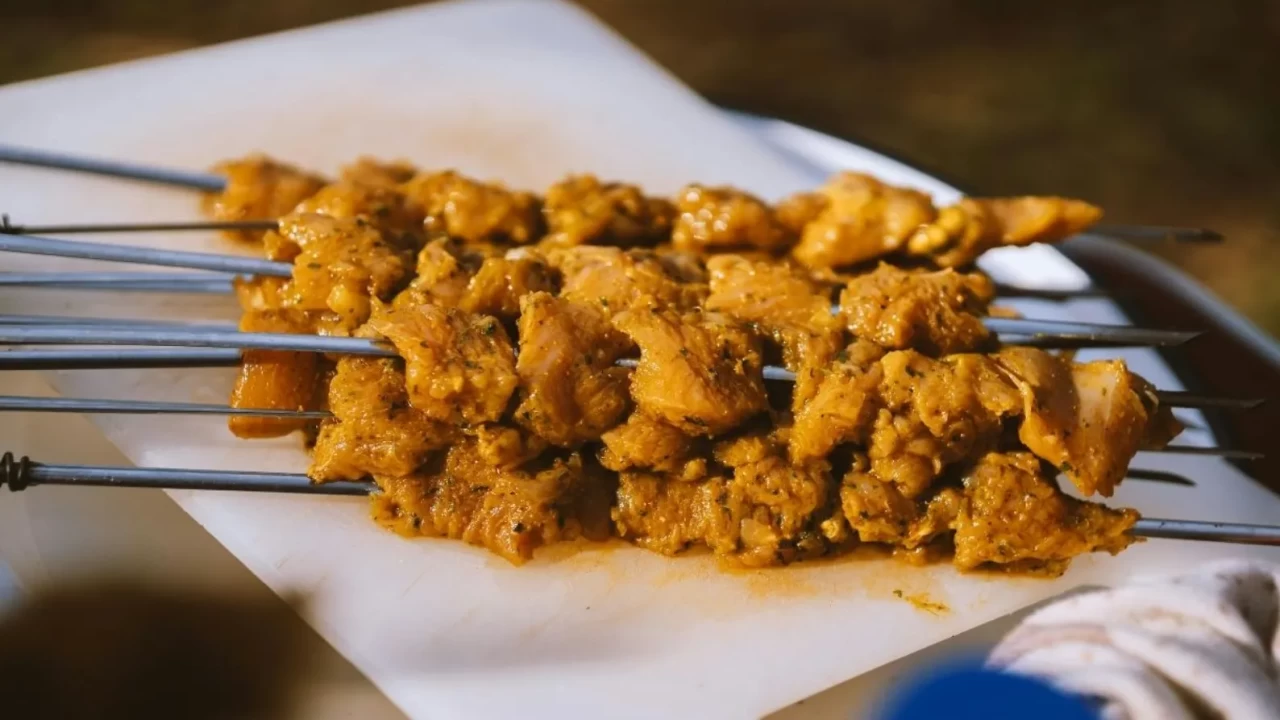 Zamanın ötesinde bir lezzet: Salçalı ve yoğurtlu tavuk marinesi