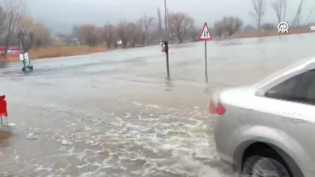 İzmir'de sağanak yağış etkili oldu, Gölcük Gölü taştı!