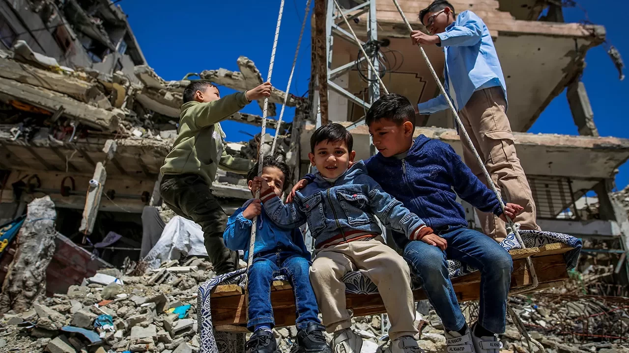 Gazze'de enkazın gölgesindeki  bayram