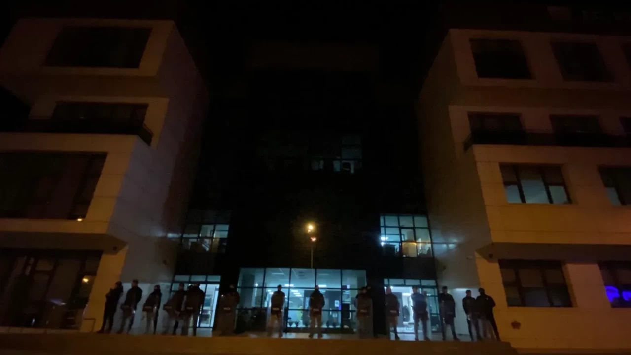 Marmaris Belediyesi’ne gece yarısı baskın! Çok sayıda polisle operasyon başlatıldı