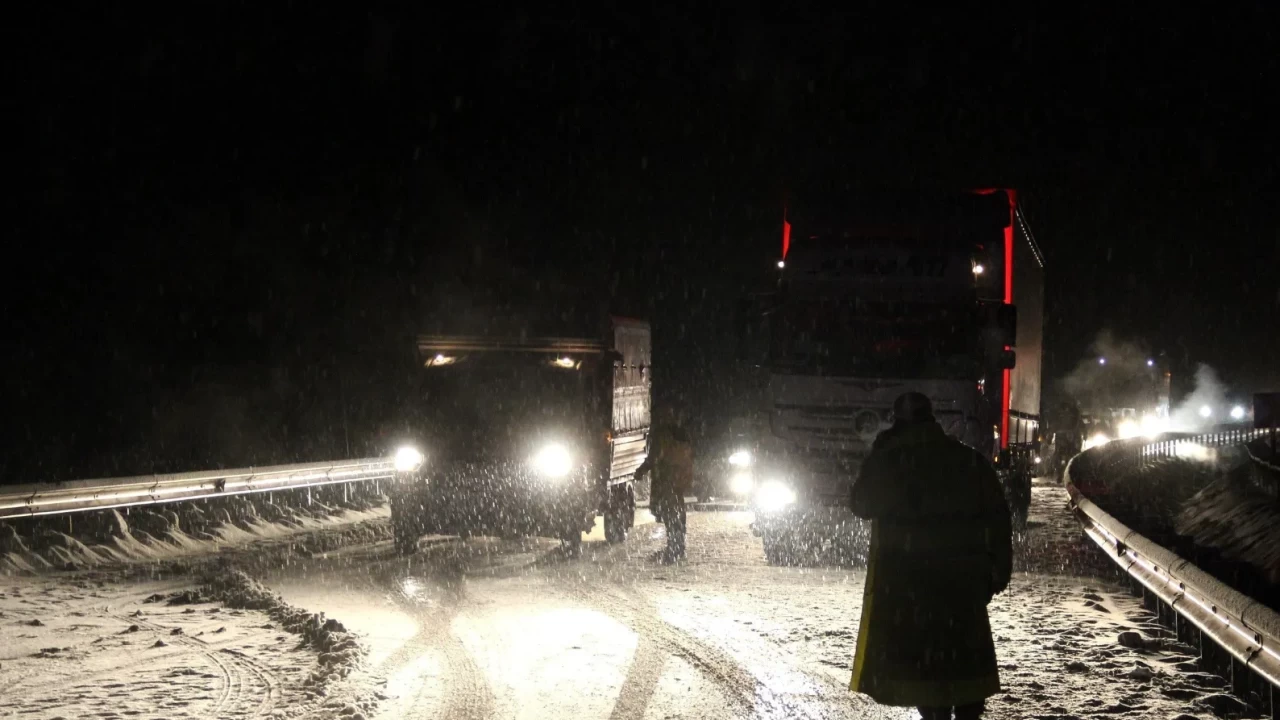 Kop Dağı Geçidi’nde kar ve tipi ulaşımı aksattı