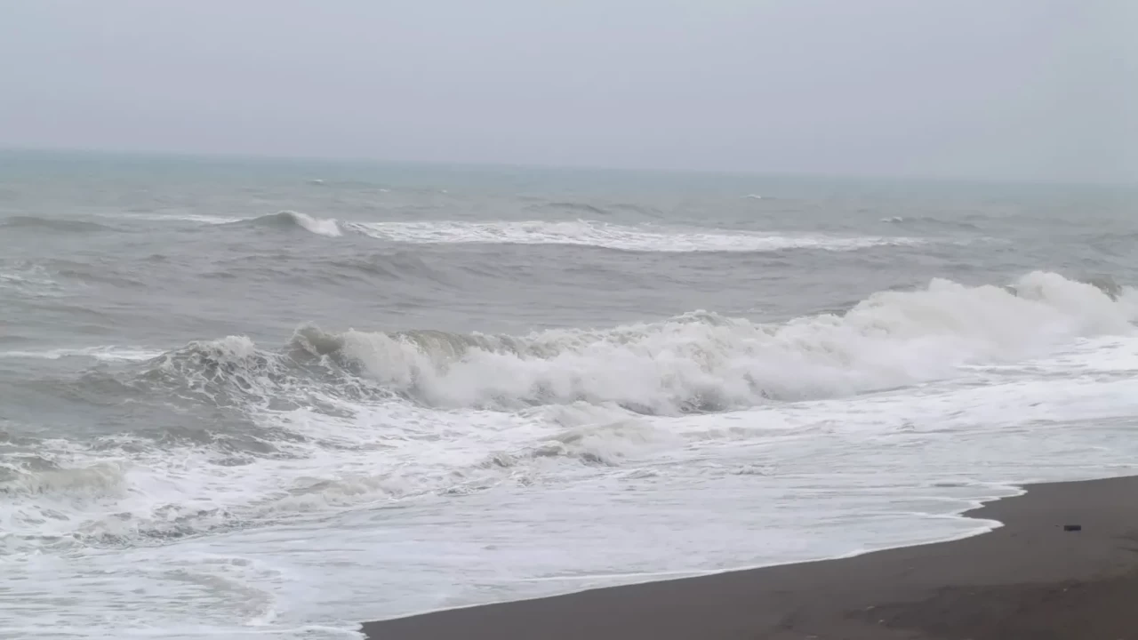 Akçakoca’da dev dalgalar kıyıya vurdu: Balıkçılar limana sığındı