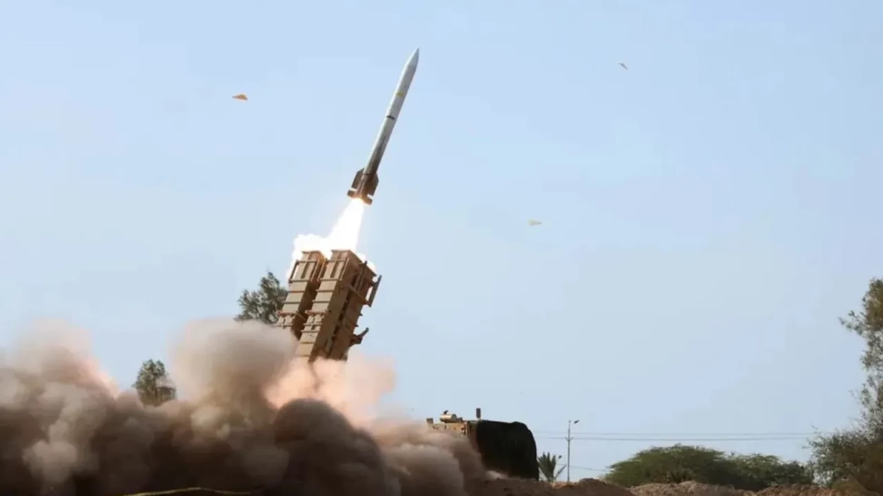 Abu Dabi’de Füze Alarmı: 2 Ölü, 3 Yaralı! Şarapnel Parçaları Dehşet Saçtı.