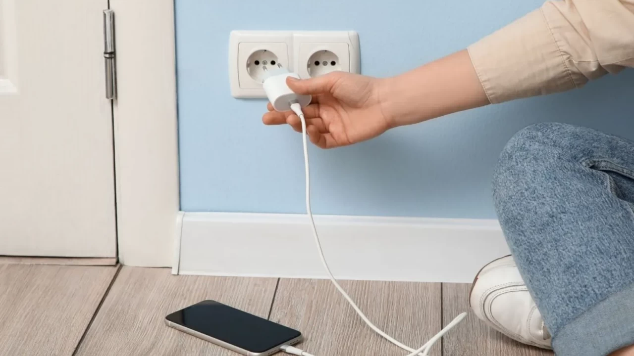 Telefon Şarj Ederken Yapılan Büyük Hata! | Batarya Sağlığı Rehberi