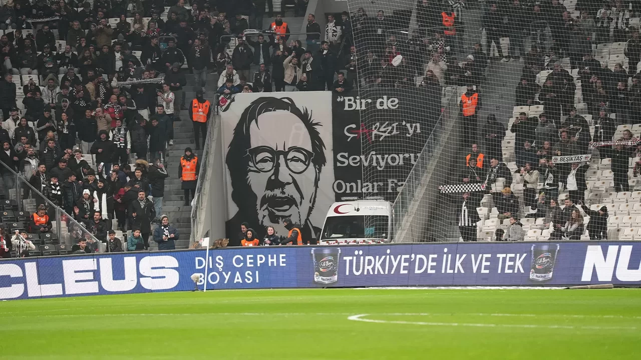 Beşiktaş taraftarları İlber Ortaylı'yı unutmadı: Anlamlı pankart