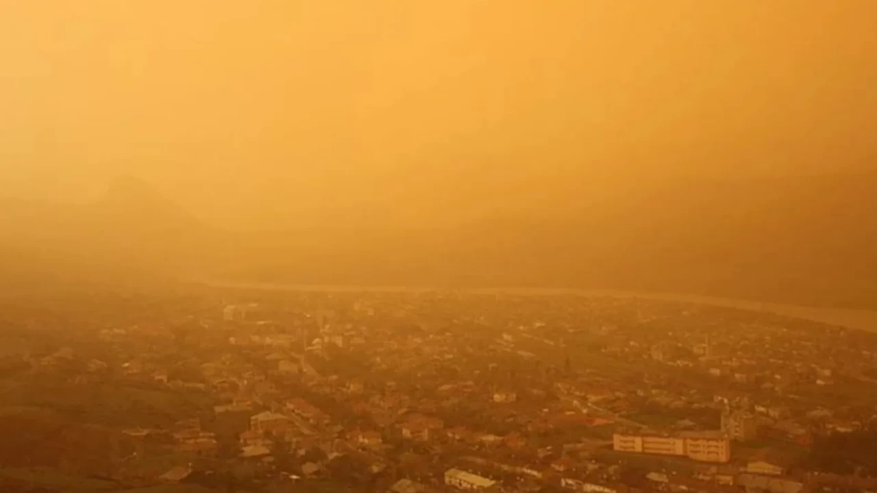 HAFTA SONU PLANLARI İPTAL! Sahra çölü tozu Türkiye’ye yayılıyor, 36 ilde sağanak yağış başlıyor: İstanbul, Ankara, İzmir hava durumu nasıl olacak?