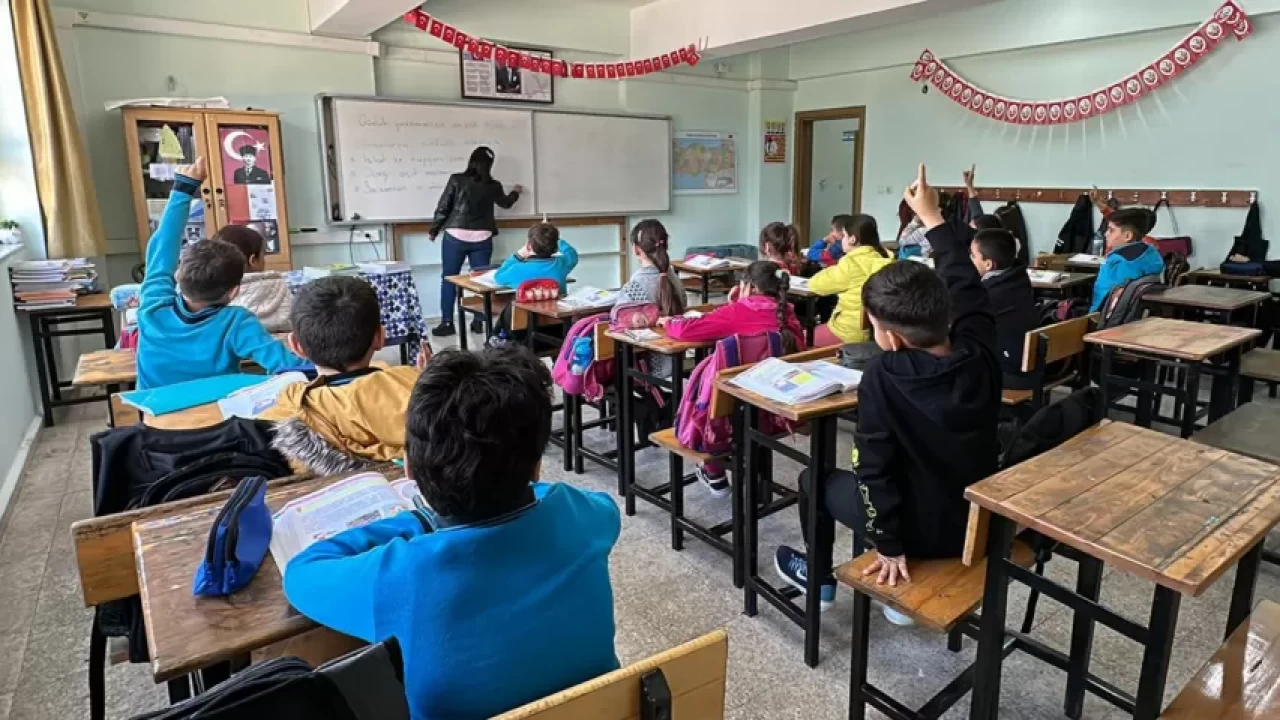 Pazartesi okul var mı? 20 Nisan'da okullar tatil mi, dersler var mı?