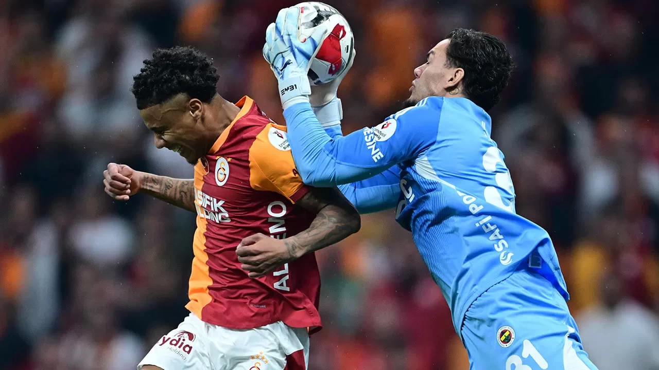 Galatasaray - Fenerbahçe derbisinde kırmızı kart! Ederson, takımını 10 kişi bıraktı!